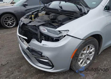 2024 Chrysler Pacifica Touring L z USA, uszkodzony, nr VIN 2C4RC1BG6RR143536